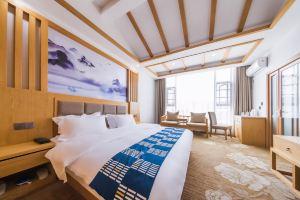 Linglong Yage Holiday Hotel (Lijiang Sanyi International Airport), Лицзян
