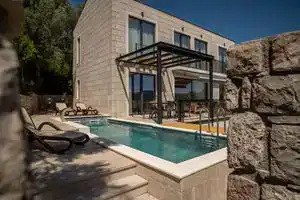 Villa Elysium, Калудерас