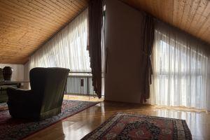 Sunny Wooden Loft with Large Windows, Унтерхахинг