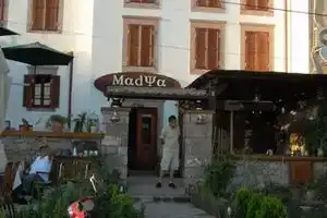 Madya Hotel, Айвалык