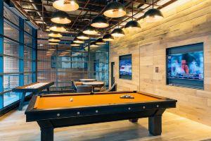 Stunning 2BR w/ Gym Near Rittenhouse Sq by Lyric, Филадельфия