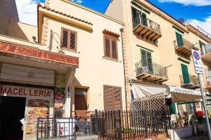 Homely Apartment in Palermo With Patio, Монделло
