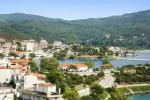 Family-friendly, 2-bedroom Apartment in Neos Marmaras With Balcony and sea Views-500m to the Beach!, Неос Мармарас