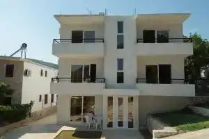 Del Mar Apartments, Чань