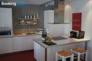 Landhaus am Plattenbichl - Luxus Apartment Mit Pool Und Sauna - im Sommer Bergbahn Inklusive, Оберстдорф