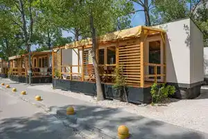 Camping Galeb, Омис