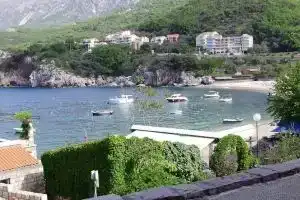 Stone Beach Apartments, Пржно