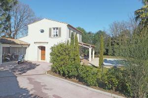 Plush Villa in Saint Tropez with Artistic Interiors Pool, Сен-Тропе