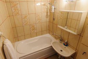 Mega Apartman, Мако