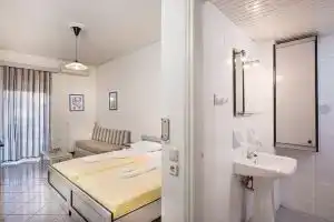 Athina Studio, Платаньяс