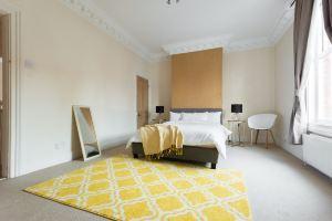 Spacious 5 Bed Family Home in Birmingham, Бирмингем