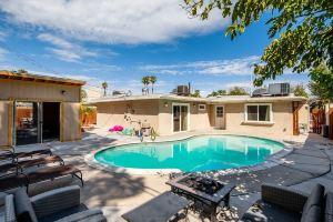 Vibrant in Vegas 4 Bd with Shimmering Pool!, Лас-Вегас