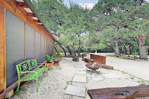 7 Br 8 Acre South Austin Multi Home Retreat by RedAwning, Остин