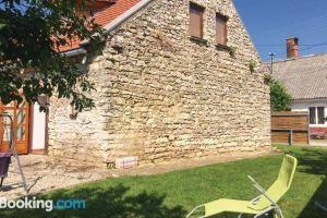 Modern Stone House in Balatonfüred with Jacuzzi, Балатонфюред
