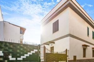 Decent Holiday Home in Palermo with Garden, Монделло