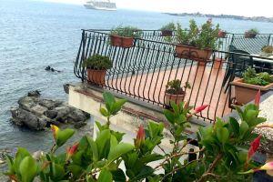 Miriam Sea Front Apartment Jacuzzi, Джиардини-Наксос