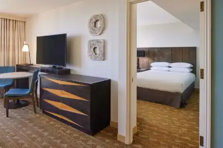 Embassy Suites by Hilton Waikiki Beach Walk - 77