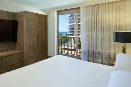 Embassy Suites by Hilton Waikiki Beach Walk - 3