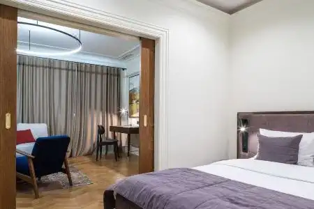 On The Square Guesthouse - 4