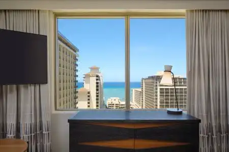 Embassy Suites by Hilton Waikiki Beach Walk - 37