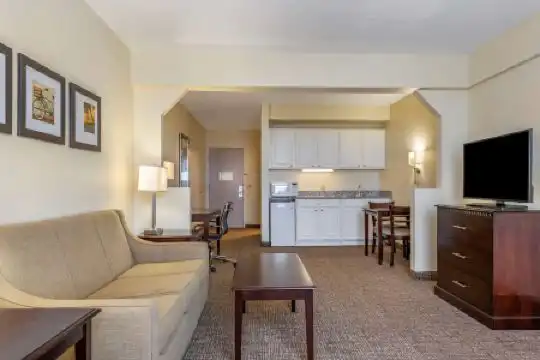 Comfort Suites Maingate East - 67