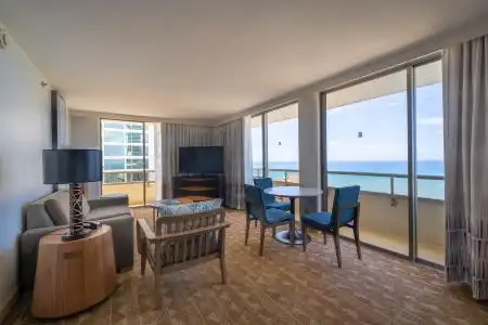 Embassy Suites by Hilton Waikiki Beach Walk - 38