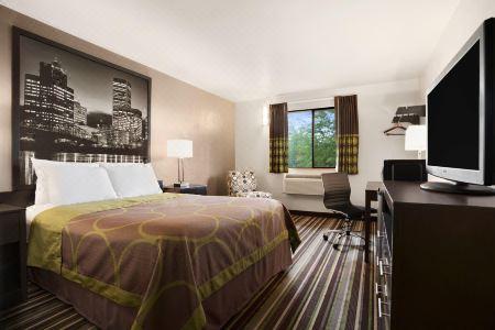Super 8 by Wyndham Portland Airport - 11