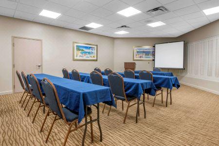 Comfort Suites Maingate East - 7