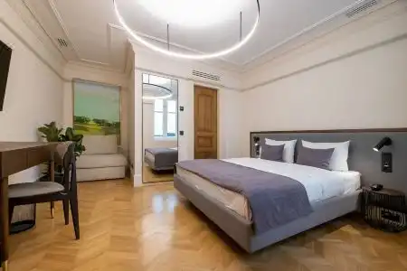 On The Square Guesthouse - 2