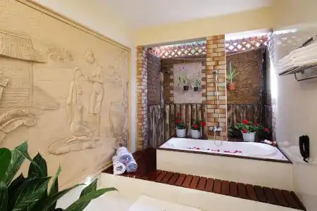 Golden Coast Resort & Spa - 51