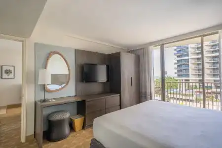 Embassy Suites by Hilton Waikiki Beach Walk - 45
