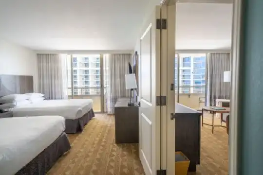 Embassy Suites by Hilton Waikiki Beach Walk - 100