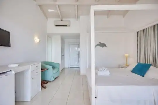 Lagoon Luxury Suites - 10