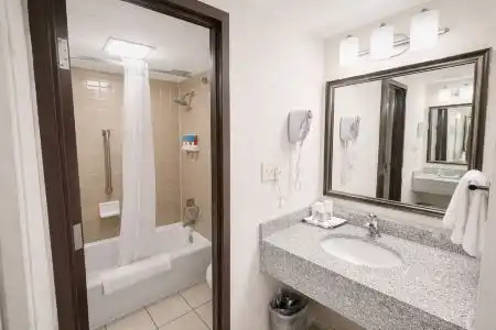 Drury Inn & Suites Stadium- - 13