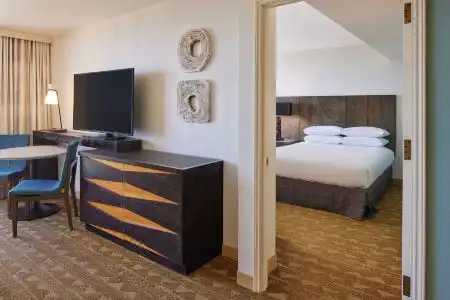 Embassy Suites by Hilton Waikiki Beach Walk - 24