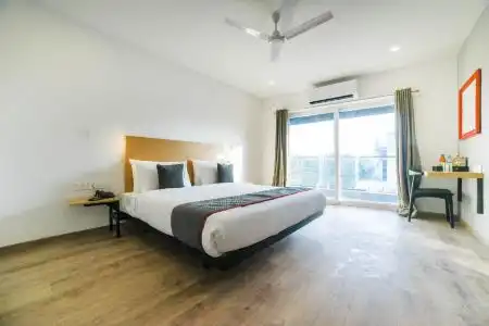 Vaccinated Staff - Oyo Townhouse 211 Laguna Ecr - 2