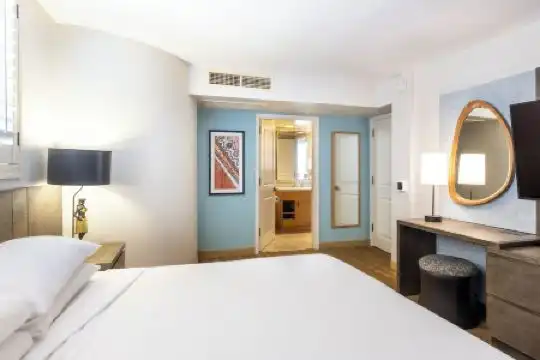 Embassy Suites by Hilton Waikiki Beach Walk - 9
