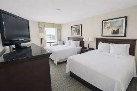 Drury Inn & Suites Stadium- - 10