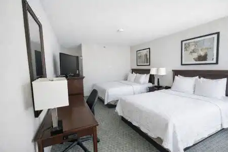 Drury Inn & Suites Stadium- - 11