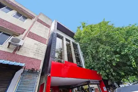 Vaccinated Staff - Capital O 72249 Saravana Boutique Inn - 1