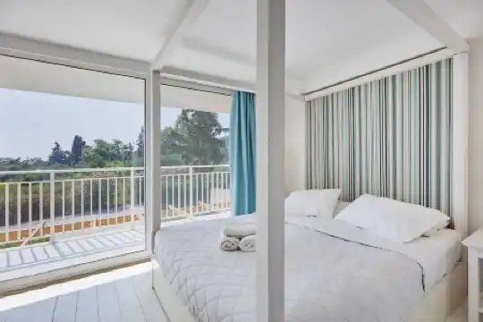 Lagoon Luxury Suites - 9