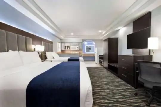 Days Inn & Suites by Wyndham Houston Hobby Airport - 47