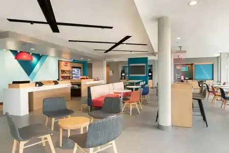 avids - Orlando International Airport, an IHG - 6