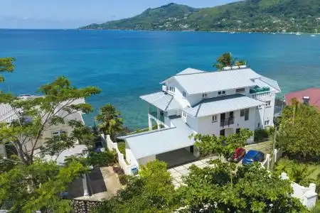 VallonEnd Beachfront villa with excellent view - 0