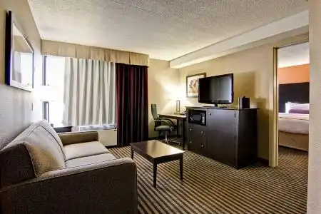 Best Western Plus North York & Suites - 41