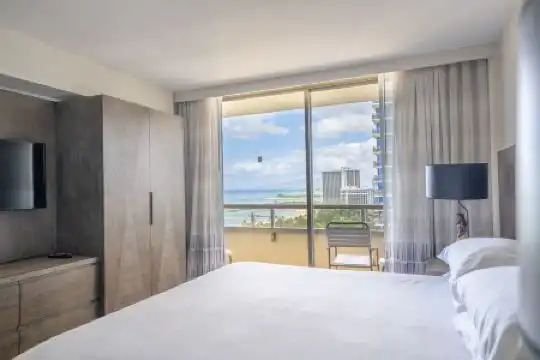 Embassy Suites by Hilton Waikiki Beach Walk - 31