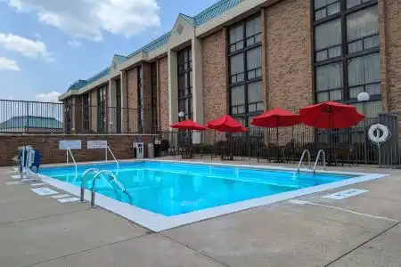 Drury Inn & Suites Stadium- - 2