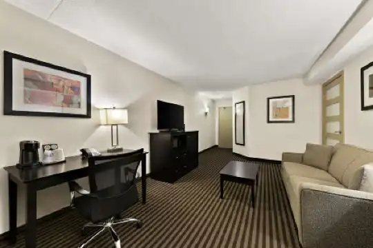 Best Western Plus North York & Suites - 39