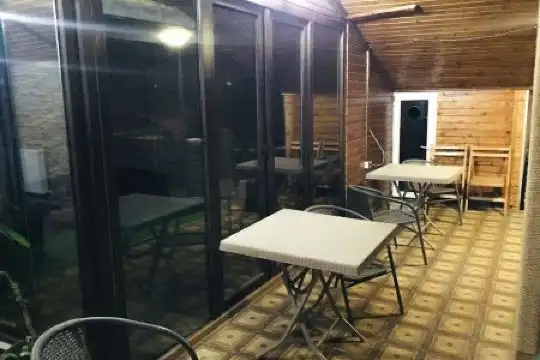 Red door-Room with private bathroom - 9