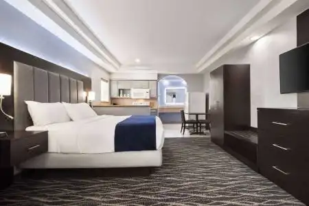 Days Inn & Suites by Wyndham Houston Hobby Airport - 54